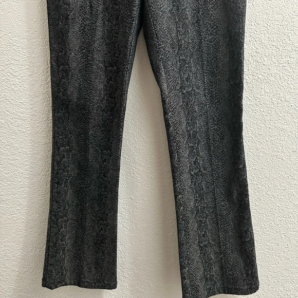 Buffalo David button women’s high rise boot cut “snake skin” jeans - Picture 5 of 8